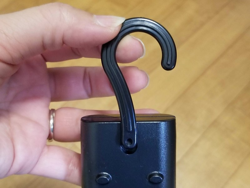 付属のフックを取り付けたところ。なお、ブーツにも対応できるよう、ストラップも付属する