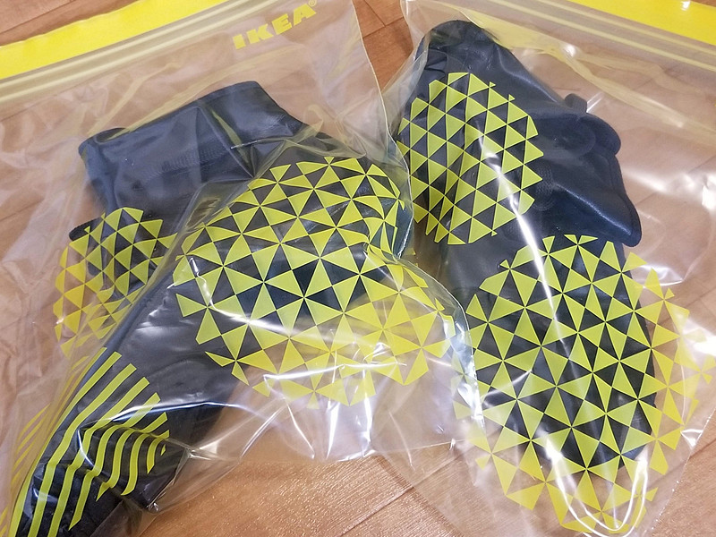 しっかり密閉してしばらく放置。袋内の空気は、なんとなく抜いてみた