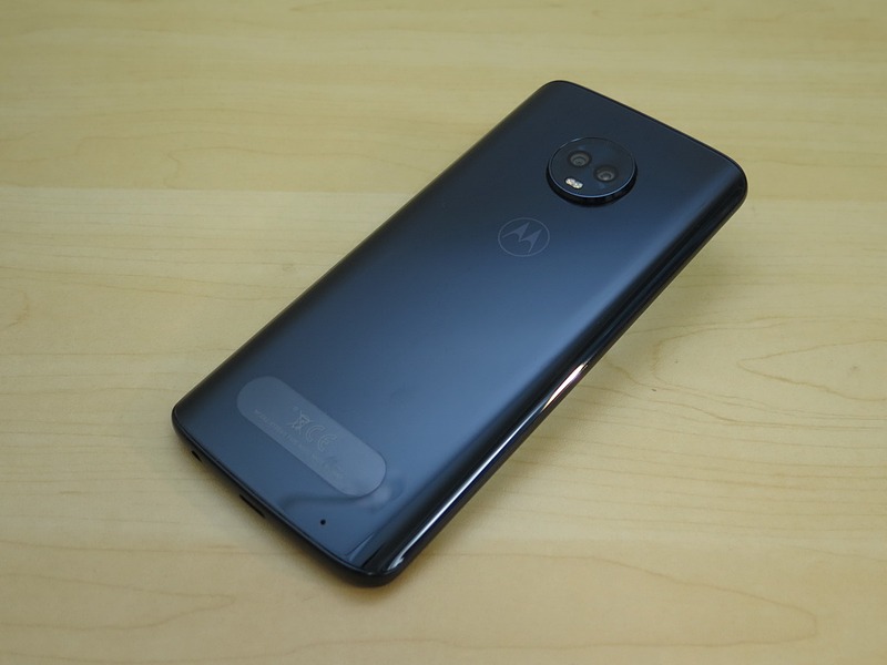 背面がGorilla Glassによるガラス仕上げ。両側面に向かって、ラウンドした形状