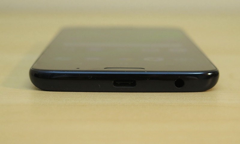 下部にはUSB Type-C外部接続端子、3.5mmイヤホンマイク端子を備える