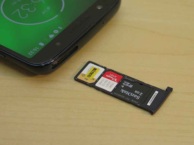 SIMカードはトレイ式を採用。nanoSIMカード2枚とmicroSDメモリーカード1枚を同時に装着可能