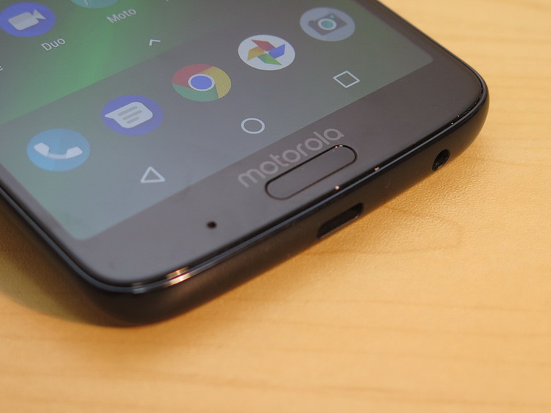 本体前面のディスプレイの下に指紋センサーを装備。従来モデルよりもコンパクトな形状