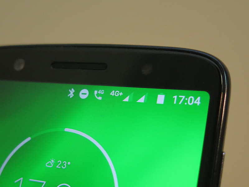 デュアルSIMデュアルスタンバイに対応。両方ともLTEに対応するが、同時利用はできないため、国内ではLTEと3Gを組み合わせて利用する