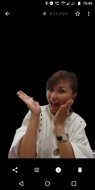 篠崎ゆきさんに協力してもらい、カットアウトで撮影してみた。少し粗いが、うまく切り抜けている