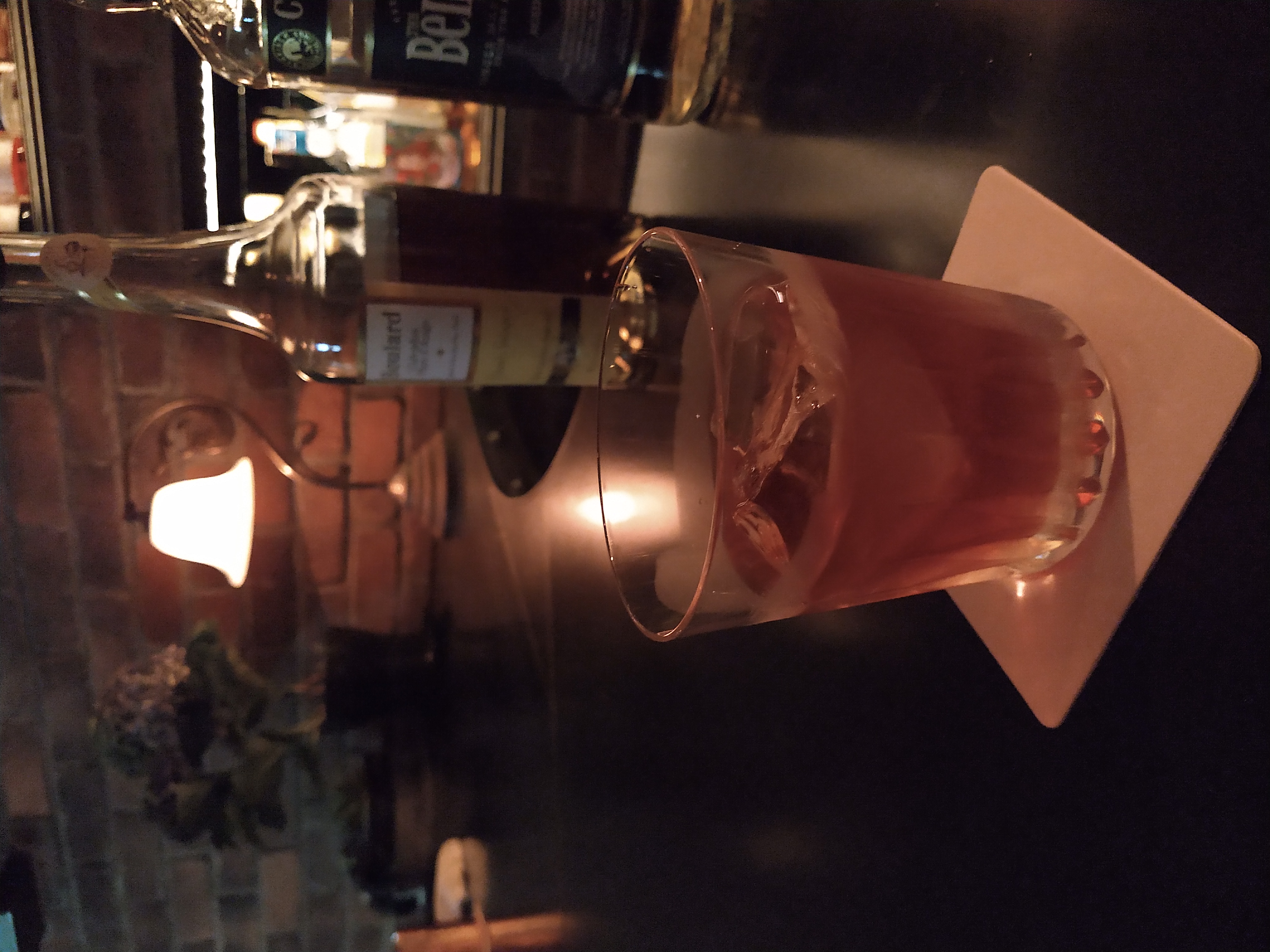 いつもの薄暗いバーでのサンプル写真。十分、明るく撮影できている