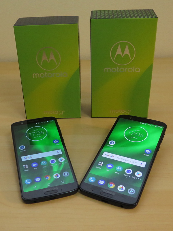 「moto g6」（左）と「moto g6 plus」（右）の本体とパッケージ。外見はサイズ以外、見分けがつかないが、指紋センサーの左右にあるマイクの位置が異なる