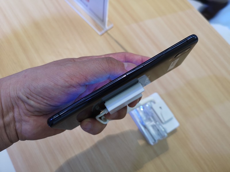 厚みは8mmと、ポップアップカメラ内蔵式にもかかわらず薄い