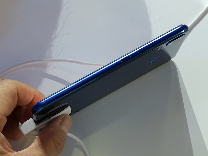 本体サイズは153×75.7×7.9mm