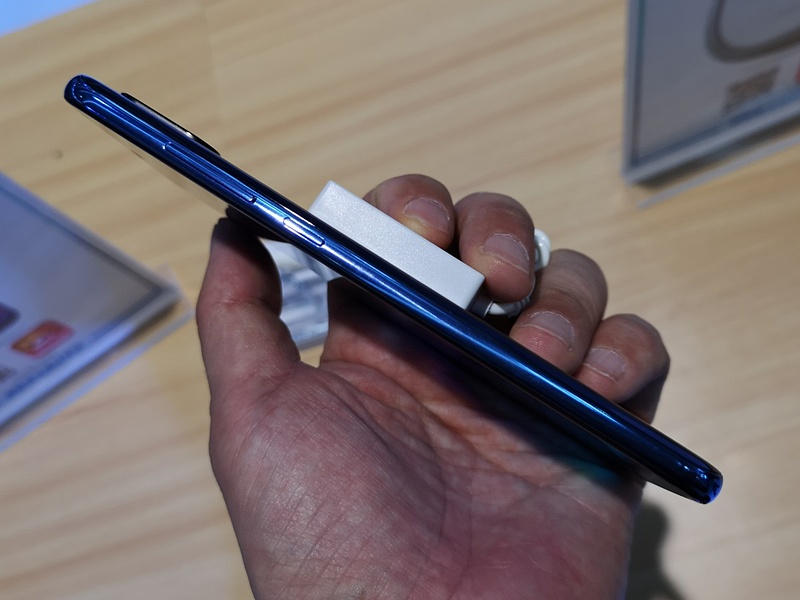 ガラス仕上げの背面と手になじむ曲面仕上げの側面で握りやすい