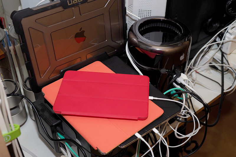 こちらはデスクトップPCのモニター後ろ側。左写真は、バックアップ用HDDアレイの上にノートPCを立て掛けたりタブレットを重ねたりして充電していた状態。右写真は、充電スタンド導入した後の様子。タブレット以上のサイズの端末を立てて充電すると、整理整頓＆見栄えスッキリになること以上に、使いたい端末をスッと引いて取り出せるという利便が大きいです♪