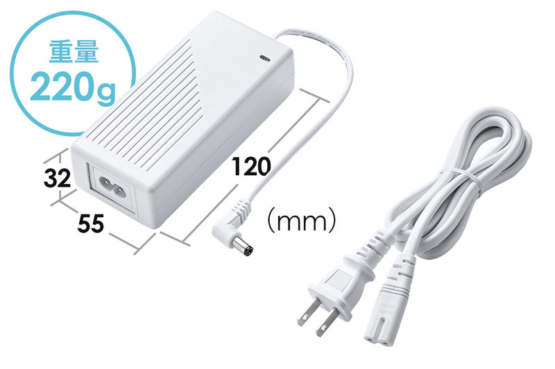 電源は専用ACアダプター。ACアダプターから伸びるDCケーブルは20cmと短いのが特徴的です。コンセントに挿すACコードは約1.5m。給電用USBポートには、スマホやタブレットやモバイルバッテリーはもちろん、USB端子から電源を取る機器や各種充電台をつなぐことができます。