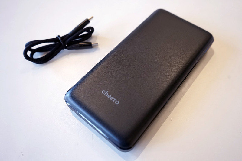 cheero Power Deluxe 20100mAh。Type-Cケーブルが付属するのはうれしい