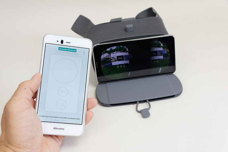 6. Daydream Viewにスマホをセット。コントローラー用スマホを手に持ってポインタを動かしたり、ボタン操作したりできる