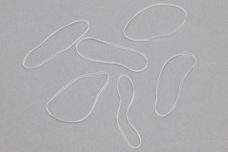 「モビロンバンド」として売られているポリウレタン製の輪ゴム各種。普通一般の天然ゴム素材の輪ゴムの倍くらいの値段がしますが、伸縮性・耐久性・耐油性に優れて劣化しにくく、何かと好都合な新素材輪ゴムです。
