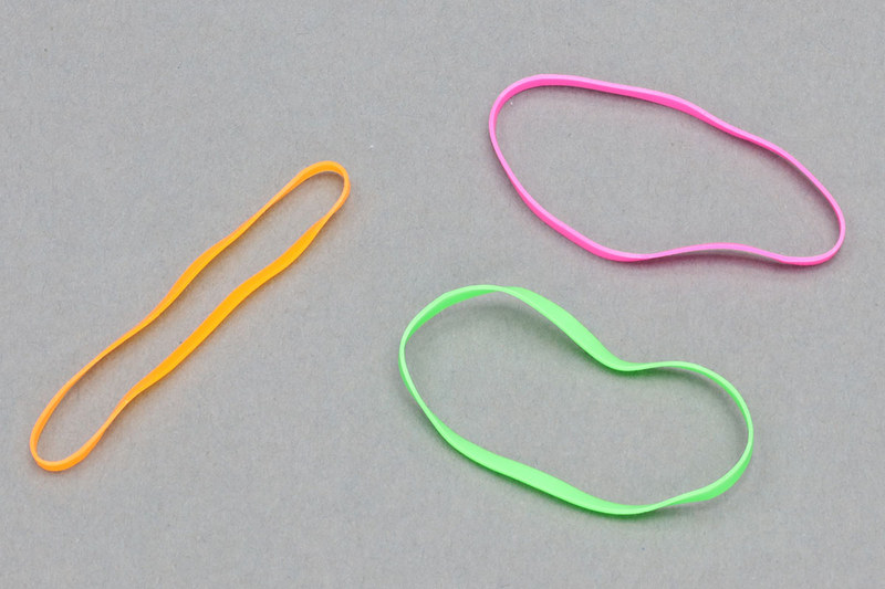 「モビロンバンド」として売られているポリウレタン製の輪ゴム各種。普通一般の天然ゴム素材の輪ゴムの倍くらいの値段がしますが、伸縮性・耐久性・耐油性に優れて劣化しにくく、何かと好都合な新素材輪ゴムです。