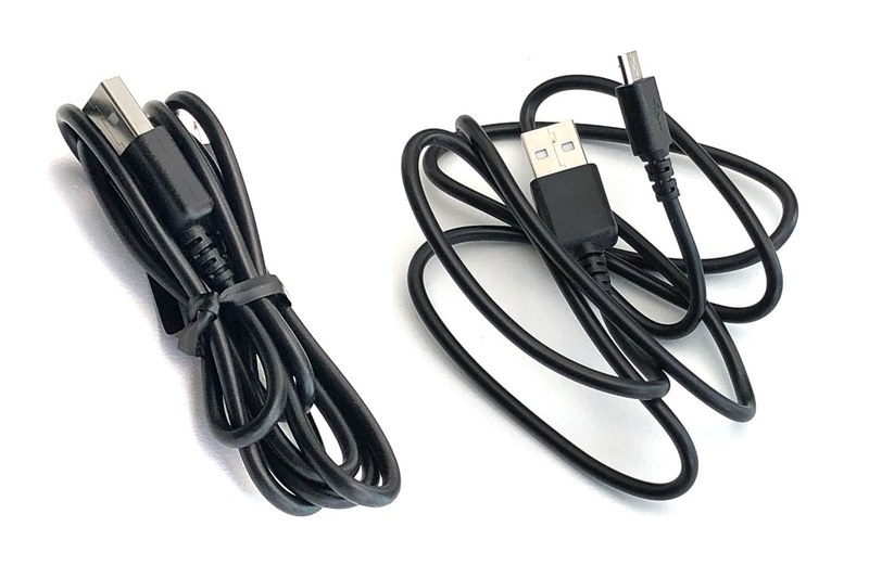 これは巻き癖が付いたケーブルを真っ直ぐに伸ばす作業です。必要なのは円柱状のボトルなどと輪ゴム。ケーブルの端に輪ゴムをくくりつけ、ケーブルをボトルに巻いて固定するだけ。