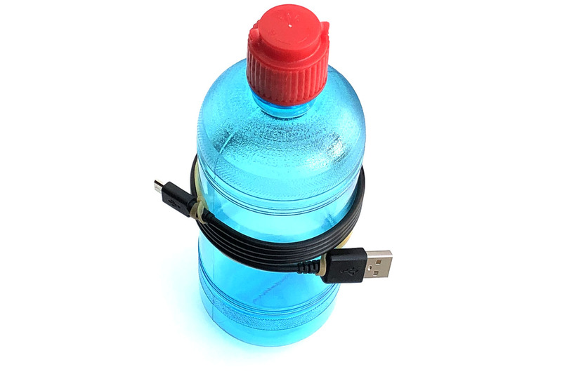 こんな感じでケーブルの両端に輪ゴムを掛け、ボトルにケーブルをキレイに巻いて固定。この状態で2時間程度放置するだけで、ケーブルの巻き癖がなくなります。暖かい場所で行うとより効果的だと思います。ケーブルによってはより短い時間でもOKです。