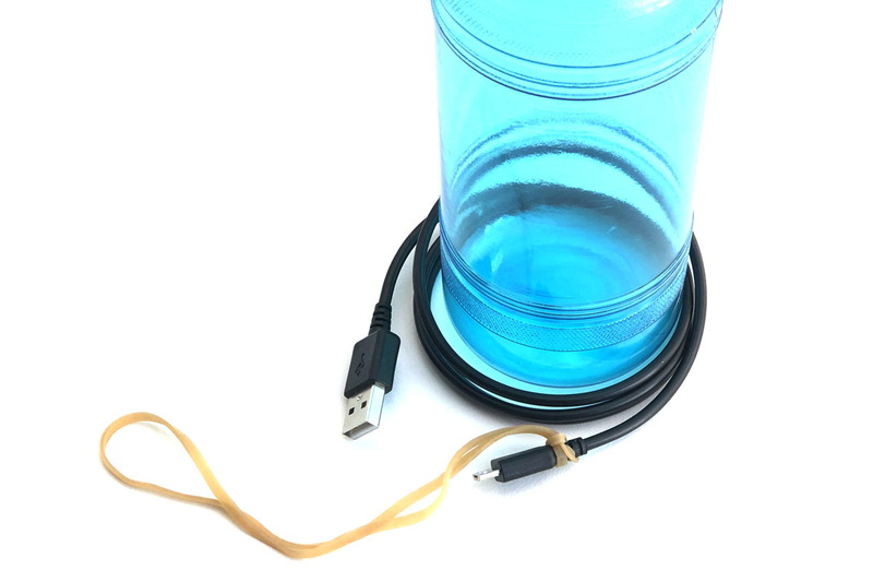 こんな感じでケーブルの両端に輪ゴムを掛け、ボトルにケーブルをキレイに巻いて固定。この状態で2時間程度放置するだけで、ケーブルの巻き癖がなくなります。暖かい場所で行うとより効果的だと思います。ケーブルによってはより短い時間でもOKです。