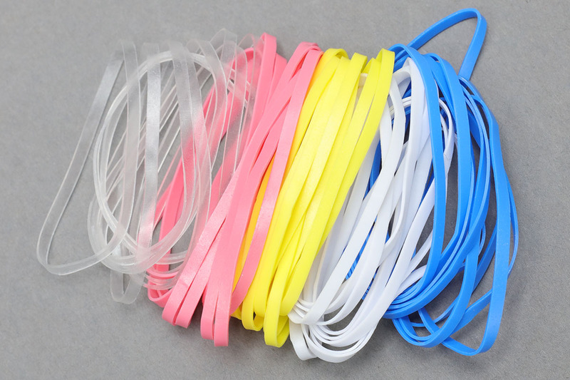 カラフルさもモビロンバンドの特徴です。日清紡テキスタイルのWebサイトによれば、「標準色は透明・白・黒・赤・青・黄・ピンクの7色、蛍光色は赤・黄・ピンク・グリーン・オレンジの5色」だそうです。ほか、厚みは0.3mmと0.4mmがあり、幅は2～15mmまで対応可能、折径（輪ゴムを二つ折りにしたときの長さ）は20～300mmまで対応可能となっています。