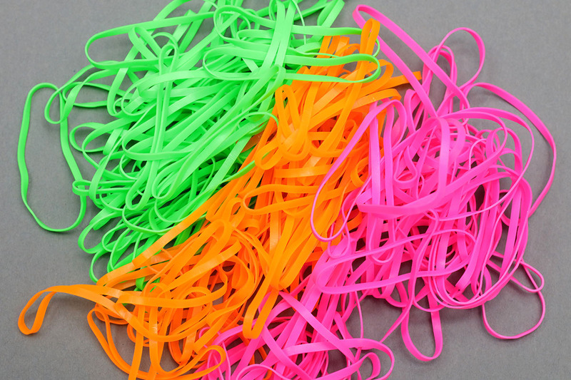 カラフルさもモビロンバンドの特徴です。日清紡テキスタイルのWebサイトによれば、「標準色は透明・白・黒・赤・青・黄・ピンクの7色、蛍光色は赤・黄・ピンク・グリーン・オレンジの5色」だそうです。ほか、厚みは0.3mmと0.4mmがあり、幅は2～15mmまで対応可能、折径（輪ゴムを二つ折りにしたときの長さ）は20～300mmまで対応可能となっています。