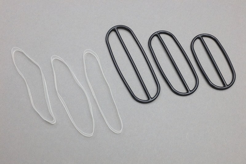 自転車に取り付けるセンサーと固定用Ｏリング。Ｏリング部分はモビロンバンドで置き換えられます。モビロンバンドを2～3本を重ねて使えば十二分な固定力と強度が得られます。モビロンバンドはＯリングより薄く細いことが多いので、重ねて使っても問題が出にくいです。また、モビロンバンドはＯリングよりずっと安価なので、整備毎に交換する「使い捨て利用」も現実的です（モビロンバンドには耐油性や耐候性があるそうですが、劣化はしますのである程度の期間使ったら交換するのが無難でしょう）。透明のモビロンバンドを使えば、自転車のデザインを損ないにくく、より自然にセンサー類を装着できるというメリットもありますネ。