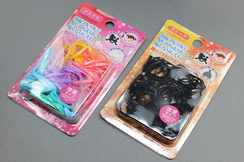 100円ショップで買ったモビロンバンドと同等品と思われる輪ゴム。折径は約35mmでした。日清紡テキスタイルのブランドのものと比べると、色付きのものはより伸縮率が高いようで、折った状態で4倍くらいまで伸びました。