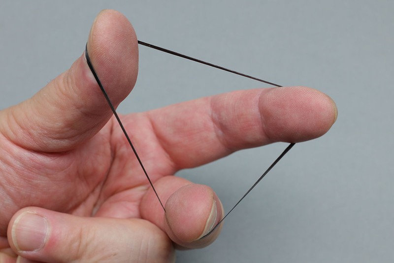 100円ショップで買ったモビロンバンドと同等品と思われる輪ゴム。折径は約35mmでした。日清紡テキスタイルのブランドのものと比べると、色付きのものはより伸縮率が高いようで、折った状態で4倍くらいまで伸びました。