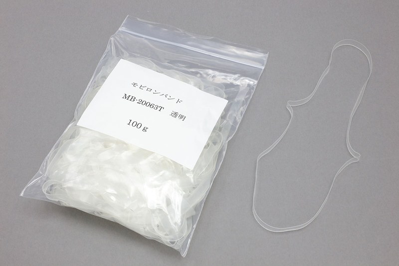 株式会社スギタのWebサイトで購入したモビロンバンド（日清紡テキスタイルの製品）です。左は折径200mm・100g（約100本）で税込802円。右は折径20mm・50g（約2300本）で税込809円でした。このサイトではカラーもサイズも豊富に売られています。輪ゴム状ではない、モビロンコードやモビロンテープも販売中。