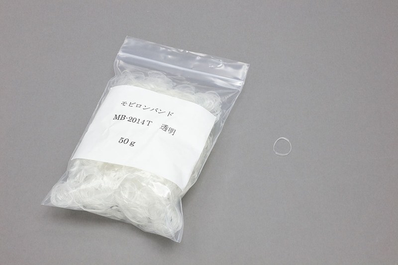 株式会社スギタのWebサイトで購入したモビロンバンド（日清紡テキスタイルの製品）です。左は折径200mm・100g（約100本）で税込802円。右は折径20mm・50g（約2300本）で税込809円でした。このサイトではカラーもサイズも豊富に売られています。輪ゴム状ではない、モビロンコードやモビロンテープも販売中。