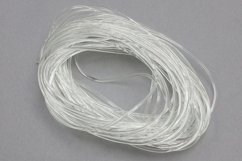 太さ1.5mmのモビロンコード。コード（糸）の断面は円で、モビロンバンドより嵩張りつつ伸縮率もやや低いようです。2倍くらいに伸ばすのが限界って感じかも。写真のように結べば好みのサイズのリングをつくれますので、これを輪ゴムやＯリング的に使うのもいいですネ。写真の結び方は「テグス結び」ですが、より簡単な「本結び」でもいいと思います。それぞれの結び方は画像検索で知ることができます。ちなみに、モビロンコードは太さ2mmのものも流通しているようです。