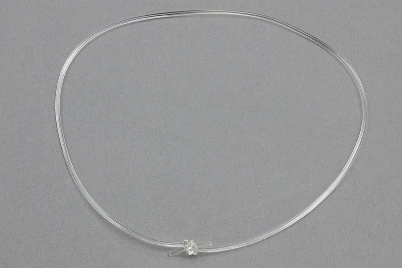 太さ1.5mmのモビロンコード。コード（糸）の断面は円で、モビロンバンドより嵩張りつつ伸縮率もやや低いようです。2倍くらいに伸ばすのが限界って感じかも。写真のように結べば好みのサイズのリングをつくれますので、これを輪ゴムやＯリング的に使うのもいいですネ。写真の結び方は「テグス結び」ですが、より簡単な「本結び」でもいいと思います。それぞれの結び方は画像検索で知ることができます。ちなみに、モビロンコードは太さ2mmのものも流通しているようです。