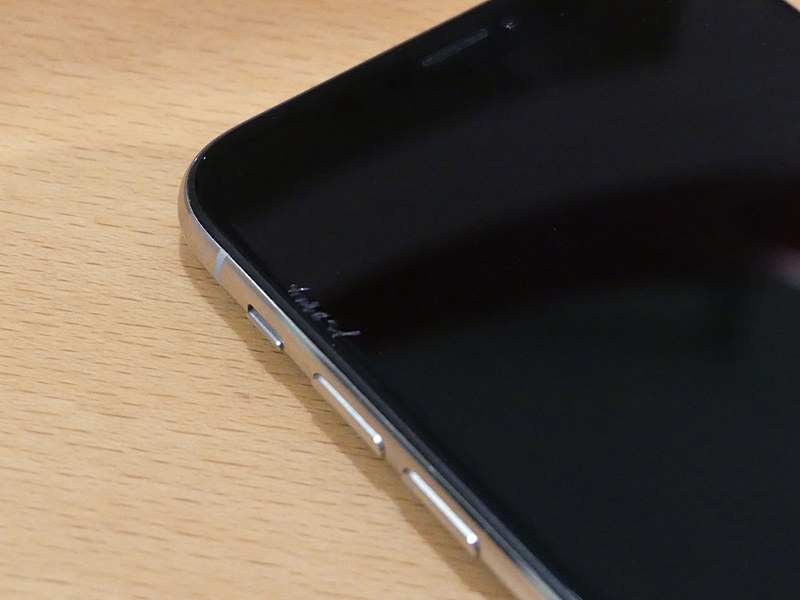 ディスプレイがバリバリに割れれば修理しますが、ちょっとの傷だと直しようがなくて困ります