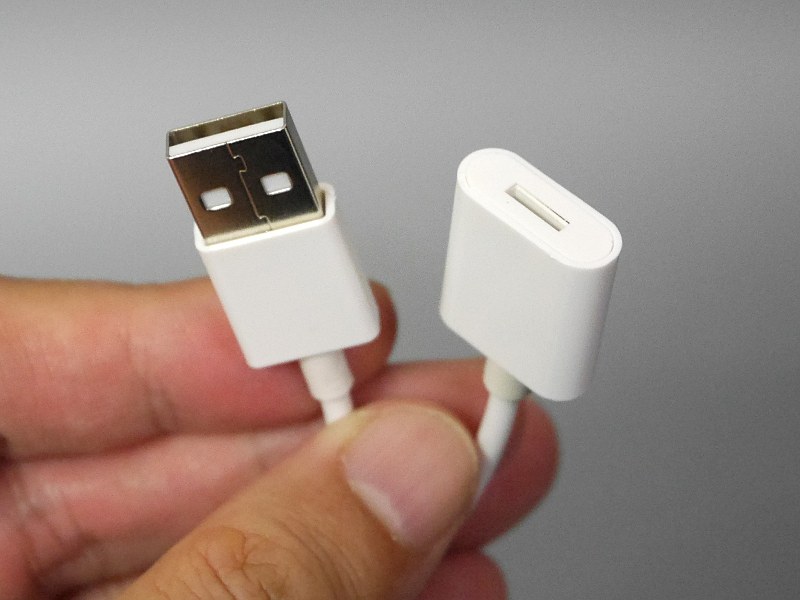 一方がメスコネクタになっている。もう一方は通常のUSB Aコネクタ