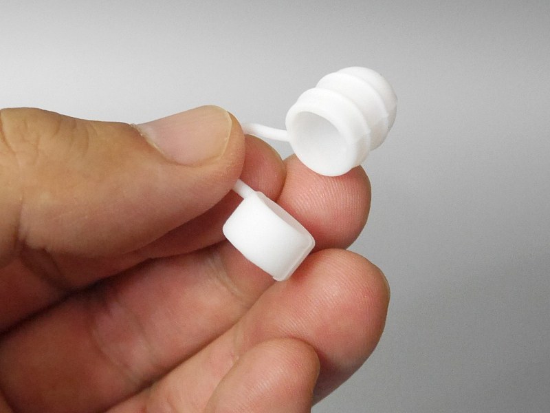キャップを本体に取り付けるシリコン製のホルダーがおまけで付属する