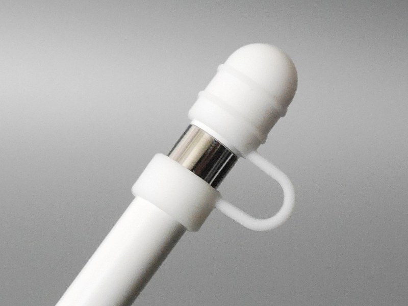 シリコン製ホルダーを取り付けたところ。やや径が大きくズレやすいが、おまけなので許容できる