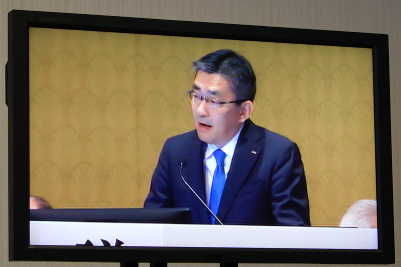 株主総会に登壇したKDDI 代表取締役社長の高橋誠氏