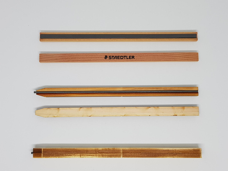 途中までできあがったヒトテマキットえんぴつ（下）と組み立て直前のヒトテマキットえんぴつ（中央の二つ）、ステッドラー社のPencilmaker Kit（上の二つ）ステッドラー社は芯まで断面が四角いのが嬉しい