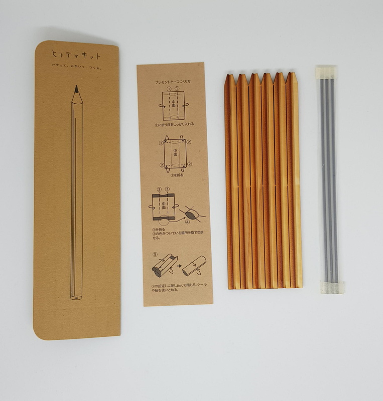 内容物は左から厚紙の筆箱キット、筆箱のつくり方、鉛筆3本分のひのき、2Bの芯3本