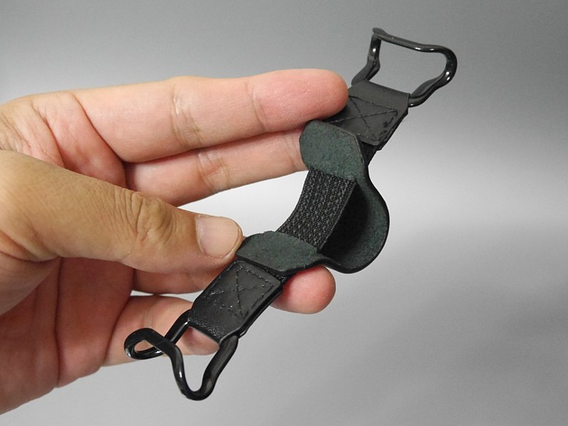 製品本体。フックで端末に引っ掛ける仕組み。スタンドとしても使えるとの説明もあるが、材質上あまり期待しないほうがよい