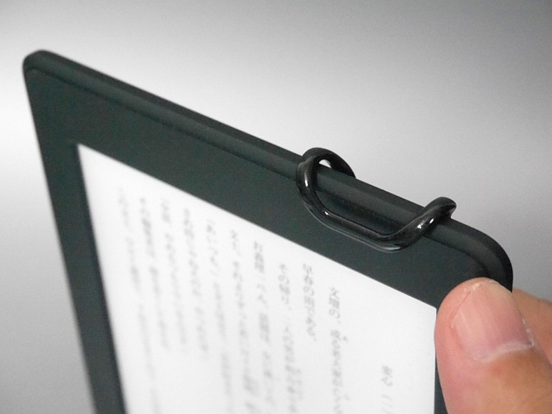 フックで固定するので粘着テープなどは必要なく、取り外すのも容易だ