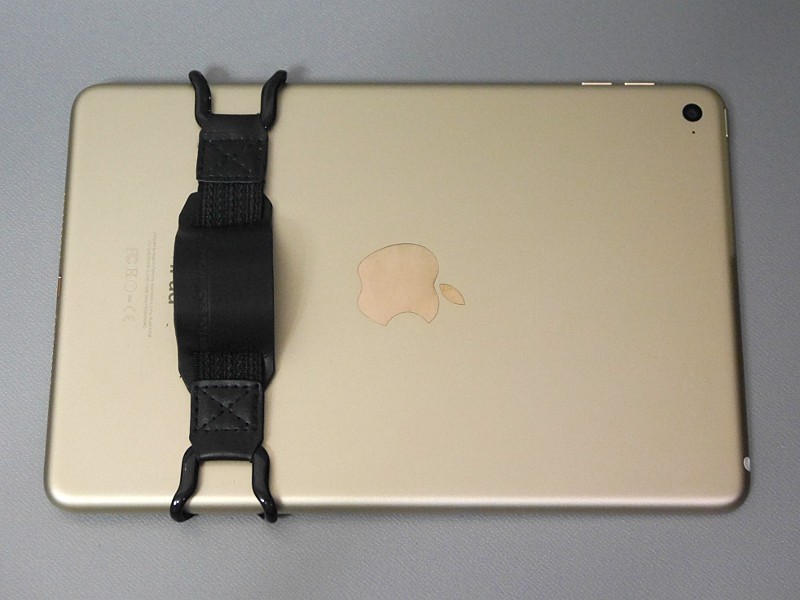7.9型のiPad miniにもこのように取り付けられるが、横向きゆえ、やや不安定だ。ちなみに縦向きだとバンドの長さが足りず取り付けられない