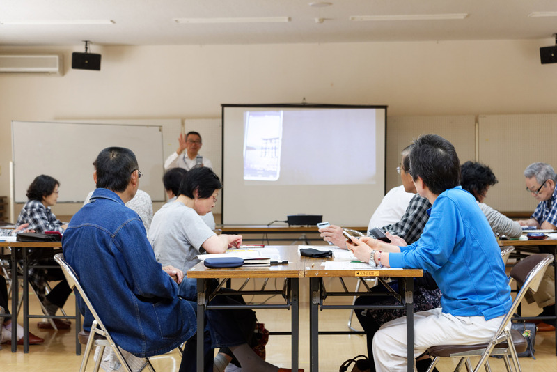 この時は60〜70代の男女13名が参加。そのうちスマートフォン所有者はだいたい半分ほど