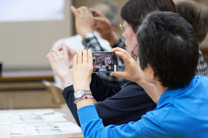 写真、動画の撮影も実践。緊急時に使えるネットラジオアプリや災害用伝言板の使い方も紹介した
