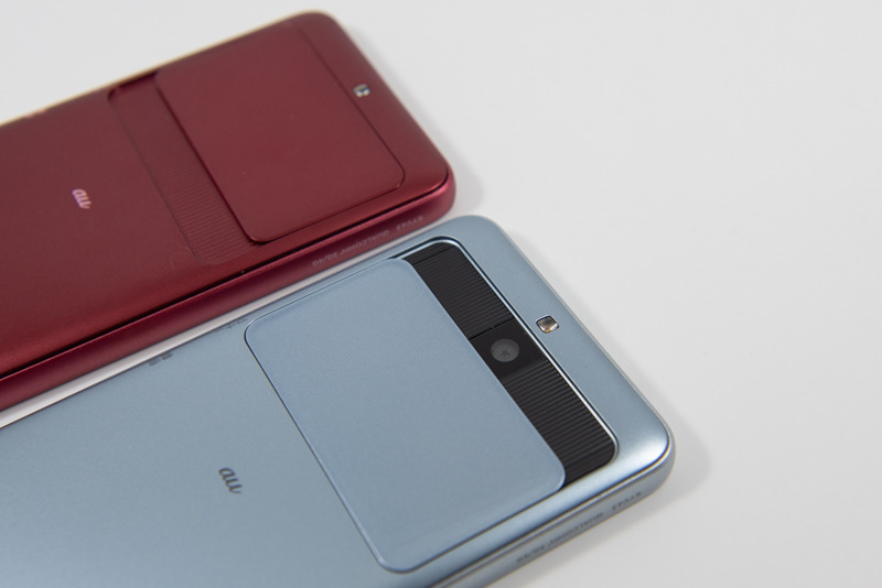 カメラはカバーをスライドさせると表れる