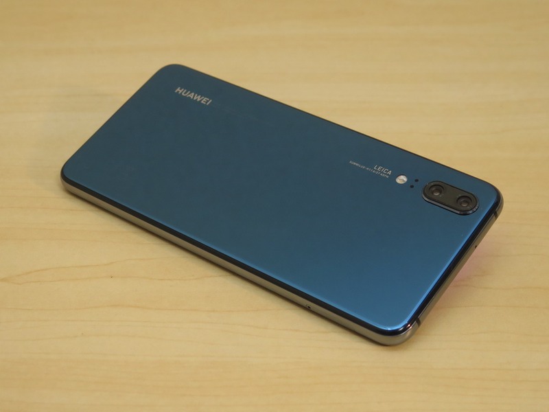 背面は従来の「HUAWEI P」シリーズと違い、横向きのデザイン