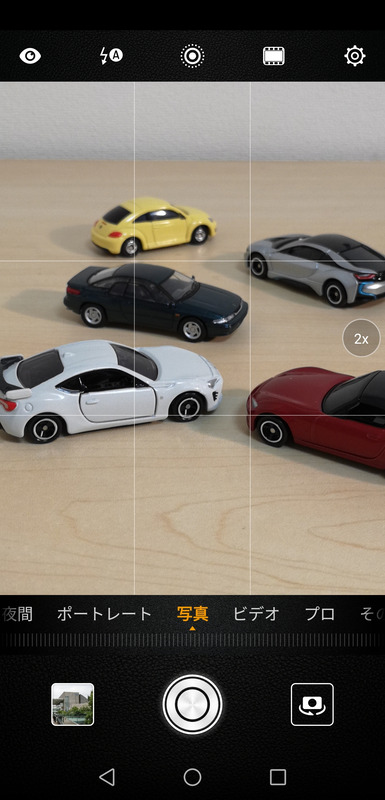 2倍ズームのファインダー画面。右端の［2x］をタップすれば、再び［1x］に戻る