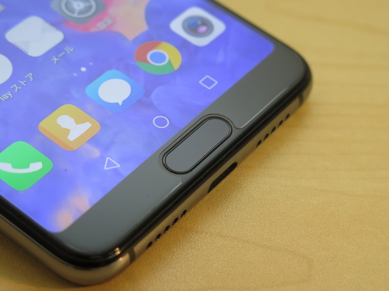 本体前面下には指紋認証センサーを装備。ディスプレイの保護フィルムが貼付された状態で出荷される