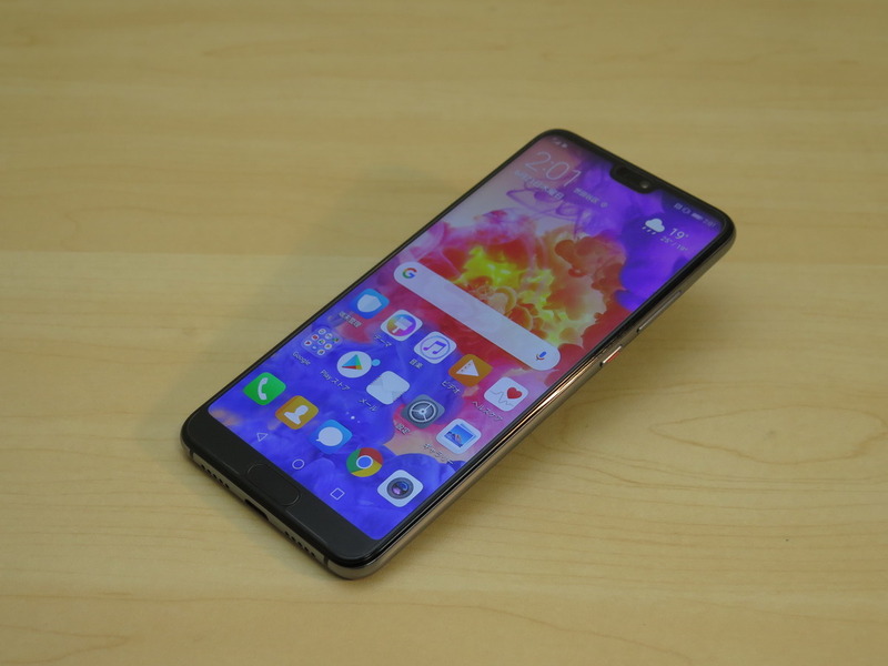 ファーウェイ「HUAWEI P20」、約149.1mm（高さ）×70.8mm（幅）×7.65mm（厚さ）、約165g（重量）、ミッドナイトブルー（写真）、ピンクゴールド、ブラックをラインアップ