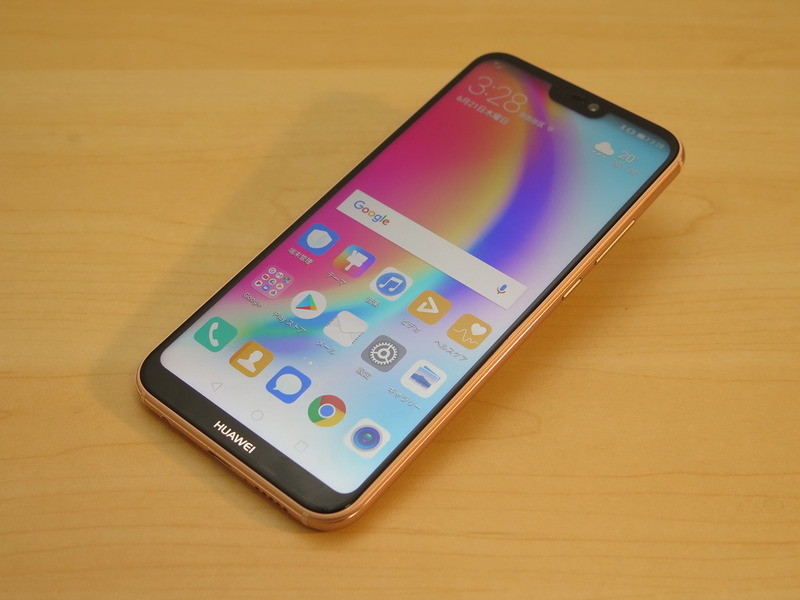 ファーウェイ「HUAWEI P20 lite」、約149mm（高さ）×71mm（幅）×7.4mm（厚さ）、約145g（重量）、サクラピンク（写真）、クラインブルー、ミッドナイトブラックをラインアップ