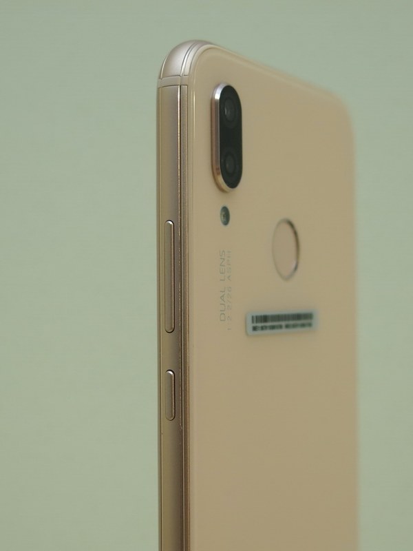 「HUAWEI P20 lite」の右側面には音量キーと電源キーが備えられている